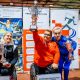 Ovo je fotografija troje sportaša koji drže trofeje na ceremoniji dodjele nagrada. U pozadini se vide logotipi Međunarodnog paralimpijskog odbora i Hrvatskog paralimpijskog odbora. Tekst na pozadini glasi “PARALYMPIC LEAGUE” i “DVORANSKI PARALIMPIJSKI TURNIR”.