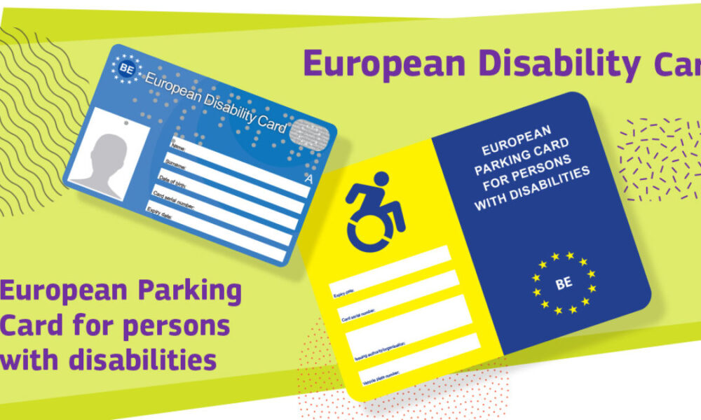 Ovo je slika dvije kartice, jedna je Europska iskaznica za osobe s invaliditetom, a druga je Europska parkirna karta za osobe s invaliditetom. Europska iskaznica za osobe s invaliditetom je plave i bijele boje s obrisom osobe u invalidskim kolicima na njoj. Europska parkirna karta za osobe s invaliditetom je žute i plave boje s simbolom invalidskih kolica na njoj. Pozadina je zelena i žuta s uzorkom valova.