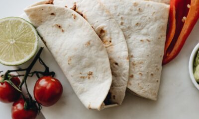 Ovo je fotorealistična slika tri mekana taco na bijelom tanjuru. Tako su presavijeni i imaju punjenje koje izgleda kao povrće Tanjur također ima narezanu crvenu papriku, klinčić limuna i malu zdjelicu guacamole. Na tanjuru se nalaze i nekoliko trešanja rajčice na vinu.