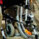 Ova slika prikazuje dijelove invalidskih kolica. Vidljivi su kotači, pedale i drugi dijelovi.