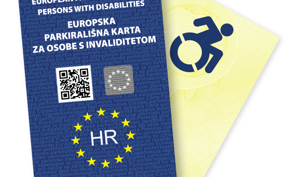 Ova slika je Europska parkirališna karta za osobe s invaliditetom. Karta je plave boje s bijelim tekstom i ima QR kod, grb i oznaku “HR” okruženu zvijezdama Europske unije. Pored karte je žuti simbol osobe u invalidskim kolicima.