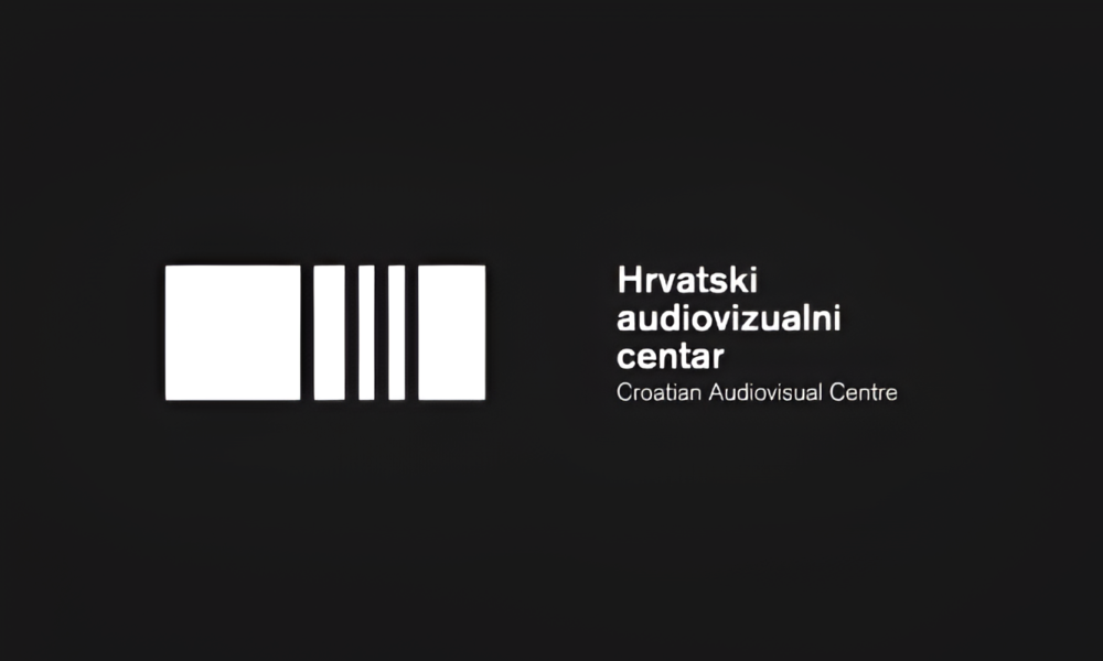 Ova slika prikazuje logo Hrvatskog audiovizualnog centra na tamnoj pozadini. Logo se sastoji od pet bijelih pravokutnika različitih širina postavljenih horizontalno jedan do drugoga. Tekst “Hrvatski audiovizualni centar” napisan je bijelim slovima pored loga, a ispod toga je engleski prijevod “Croatian Audiovisual Centre”.