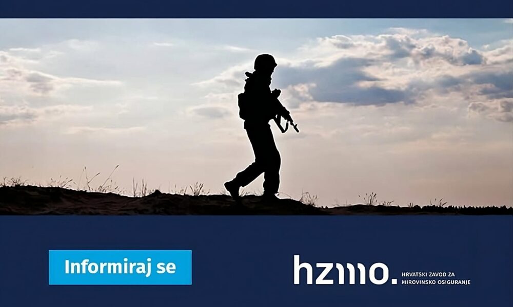Ova slika prikazuje siluetu osobe u vojnoj uniformi koja hoda po terenu, s neba prekrivenog oblacima u pozadini. Na slici se također nalazi tekst na plavoj pozadini koji kaže “Informiraj se” i “hzmo HRVATSKI ZAVOD ZA MIROVINSKO OSIGURANJE”.