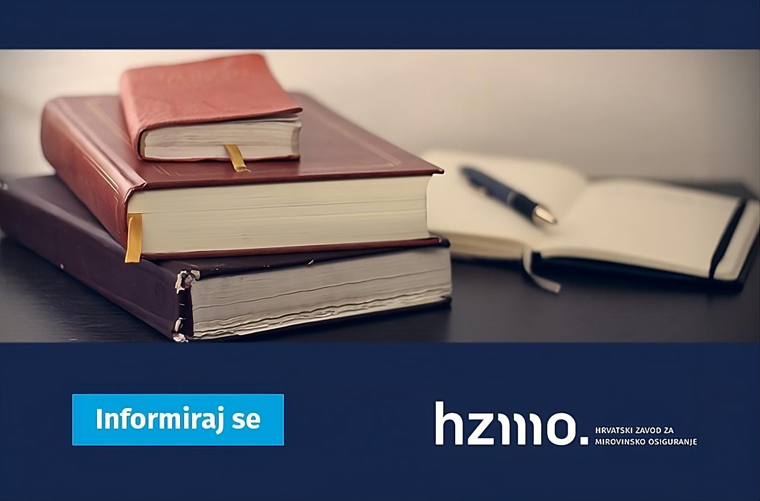 Ova slika prikazuje dvije zatvorene knjige, otvorenu bilježnicu i kemijsku olovku na tamnoj površini. Na slici se također nalazi plavi pravokutnik s tekstom “Informiraj se” i logo “hzmo”.