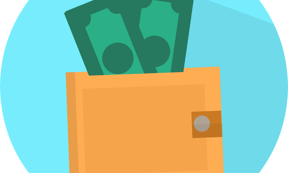 Ova slika prikazuje novčanik narančaste boje s gumbom za zatvaranje, koji sadrži zelene novčanice. Novčanik i novac prikazani su na svijetloplavoj pozadini. Novčanice izgledaju kao da vire iz novčanika. Ovo je jednostavna, crtana ilustracija.