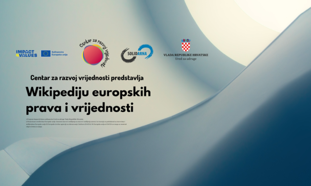 Fotografija prikazuje plakat ili vizualnu prezentaciju na hrvatskom jeziku. Na slici su vidljivi logotipi i tekst koji predstavlja “Wikipediju europskih prava i vrijednosti”. Pozadina slike ima apstraktne oblike u plavim i bijelim tonovima.