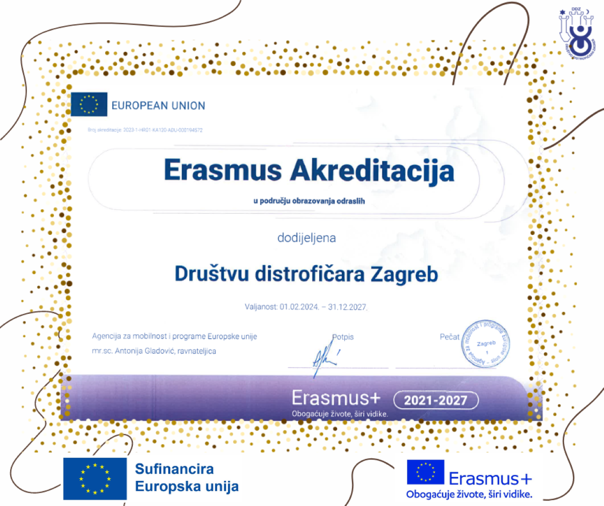 Ova slika prikazuje certifikat “Erasmus Akreditacija” koji je dodijeljen Društvu distrofičara Zagreb. Certifikat je okružen žutim i plavim detaljima, a na njemu su vidljivi logotip Europske unije i pečat.