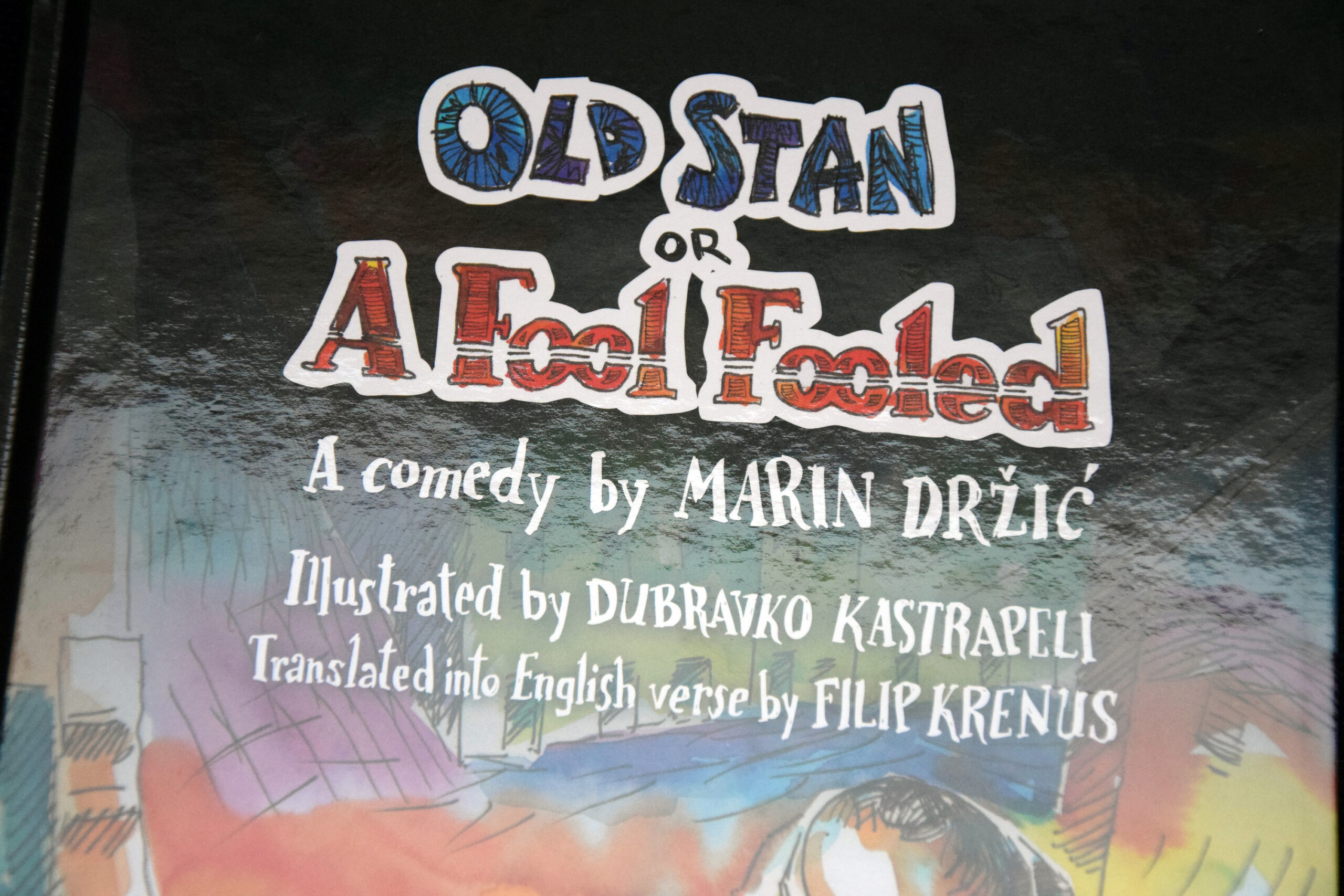 Naslovnica knjige "Old Stan or A Fool Fooled", komedija Marina Držića. Ilustracije je izradio Dubravko Kastrapeli, a engleski prijevod u stihovima je napravio Filip Krenus.
