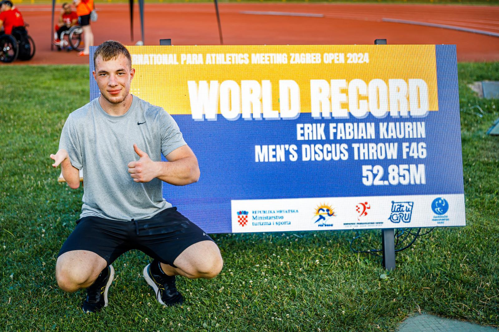 Treća slika prikazuje mladića koji čuči ispred plakata s natpisom "WORLD RECORD Erik Fabian Kaurin Men's Discus Throw F46 52.85M." Mladić ima kratku kosu, nosi sivu majicu i crne kratke hlače te pokazuje znak "palac gore." U pozadini su atletska staza i nekoliko osoba u invalidskim kolicima.