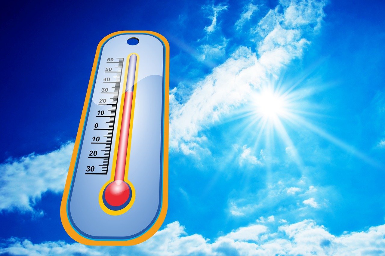 Na slici je prikazan termometar na pozadini vedrog neba sa suncem. Termometar pokazuje visoku temperaturu koja se približava 40 stupnjeva Celzijusa, što ukazuje na vruć dan. Slika može sugerirati ekstremne vremenske uvjete, kao što su toplinski val ili visoke ljetne temperature. Na slici nema matematičkih ili zadaća za prepisivanje.