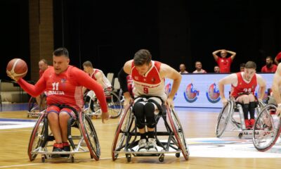 Na slici je prikazana utakmica košarke u kolicima. Igrači koji napadaju su u crvenim dresovima na kojima piše 'Croatia' što znači da je riječ o hrvatskim košarkašima.