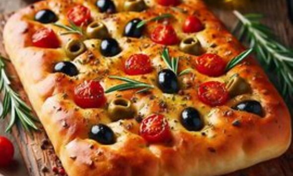 Na fotografiji je prikazana pečena focaccia, talijanski kruh sličan pizzi. Focaccia je ukrašena cijelim cherry rajčicama, crnim maslinama i grančicama ružmarina. Sve to je raspoređeno po površini kruha koji izgleda mekano i zlatno pečen. U pozadini se nalazi drvena daska za rezanje, posuda s maslinovim uljem, zdjelica s maslinama i posuda sa začinima. Ova fotografija bi mogla biti zanimljiva ili relevantna zbog prikaza atraktivnog i ukusnog izgleda focaccie koja može privući ljubitelje talijanske kuhinje ili one koji traže inspiraciju za kuhanje.