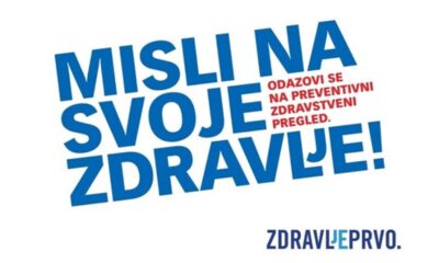 Na fotografiji je plavi tekst na bijeloj pozadini koji glasi “MISLI NA SVOJE ZDRAVLJE” u gornjem dijelu, a ispod toga manjim slovima “ODAZOVI SE NA PREVENTIVNI ZDRAVSTVENI PREGLED!”. U donjem desnom kutu nalazi se još manji tekst koji kaže “ZDRAVLJEPRVO”. Ova slika je zanimljiva jer promiče važnost brige o vlastitom zdravlju i potiče ljude da redovito idu na preventivne zdravstvene preglede.