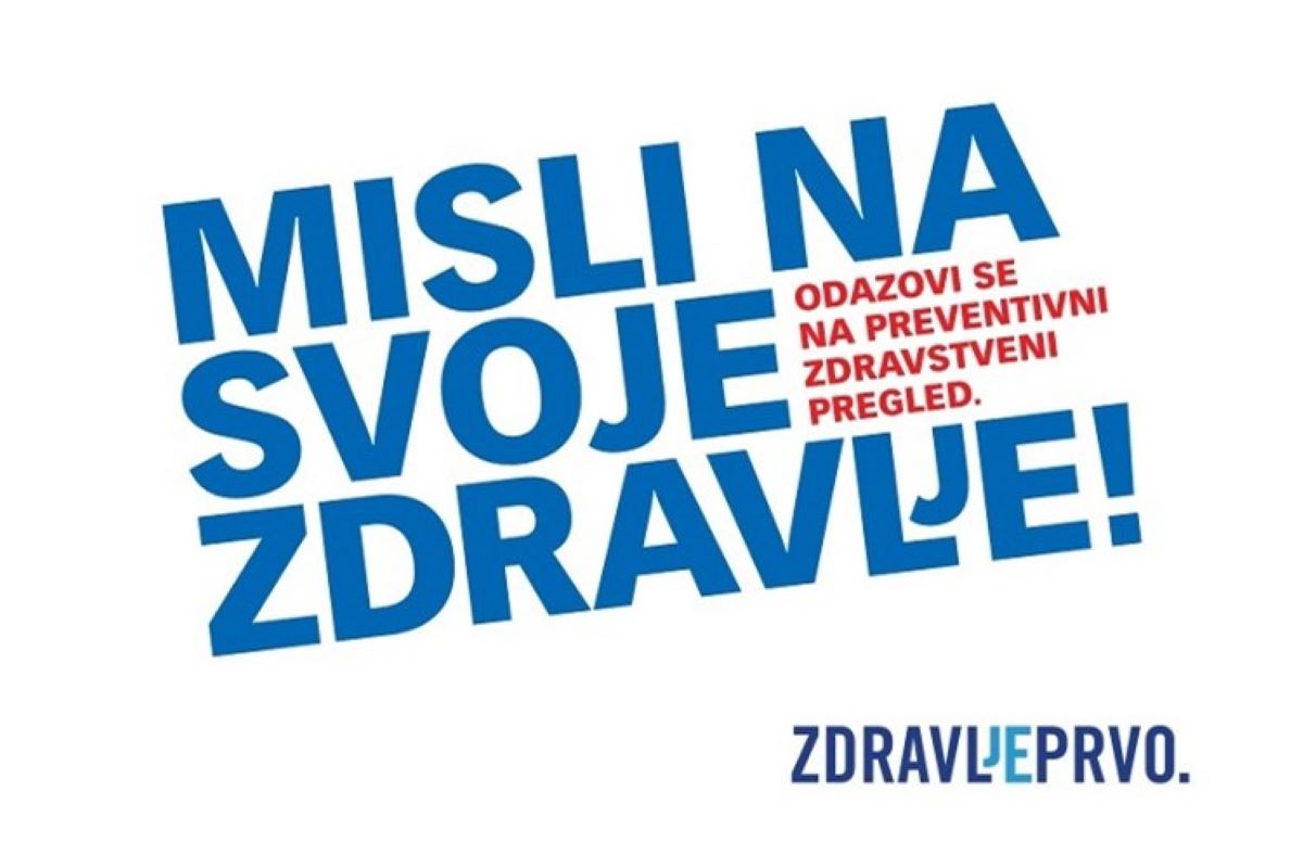 Na fotografiji je plavi tekst na bijeloj pozadini koji glasi “MISLI NA SVOJE ZDRAVLJE” u gornjem dijelu, a ispod toga manjim slovima “ODAZOVI SE NA PREVENTIVNI ZDRAVSTVENI PREGLED!”. U donjem desnom kutu nalazi se još manji tekst koji kaže “ZDRAVLJEPRVO”. Ova slika je zanimljiva jer promiče važnost brige o vlastitom zdravlju i potiče ljude da redovito idu na preventivne zdravstvene preglede.