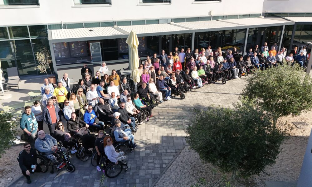 Fotografija prikazuje sve sudionike Radnog vikenda HUPT-a održanog u Novalji