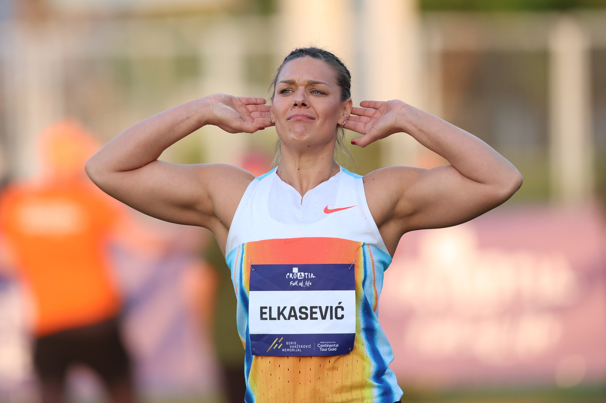 Na fotografiji je sportašica koja je radosno savila ruke i slavi pobjedu. Na njezinoj atletskoj majici piše prezime 'Elkasević'.