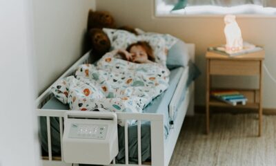 Fotografija prikazuje dijete koje leži u krevetu koji na sebi ima kontolnu ploču.