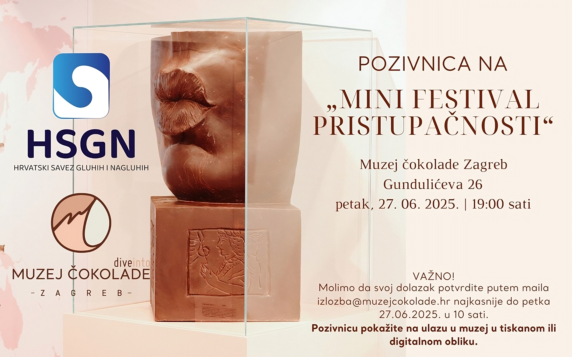 Pozivnica za „Mini festival pristupačnosti“ u organizaciji Hrvatskog saveza gluhih i nagluhih (HSGN) i Muzeja čokolade Zagreb. Na slici je skulptura lica izrađena od čokolade u staklenom izlogu. Tekst navodi datum i mjesto događanja: petak, 27. 6. 2025. u 19:00 sati, Muzej čokolade, Gundulićeva 26, Zagreb. U donjem dijelu piše napomena o potvrdi dolaska i potrebi prikazivanja pozivnice pri ulazu.