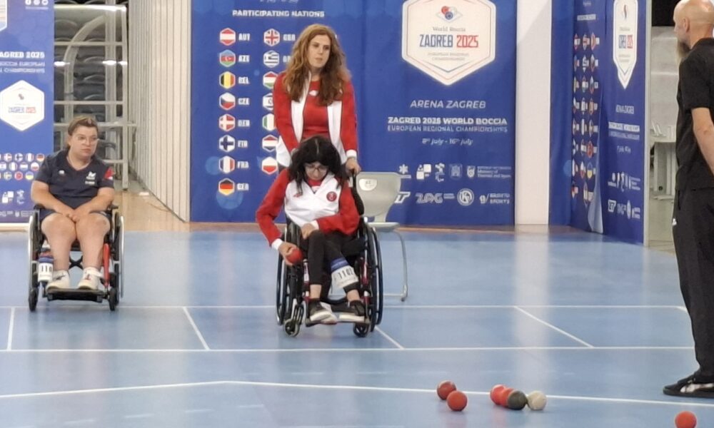 Na slici su dvije osobe u invalidskim kolicima koje igraju bocciu.