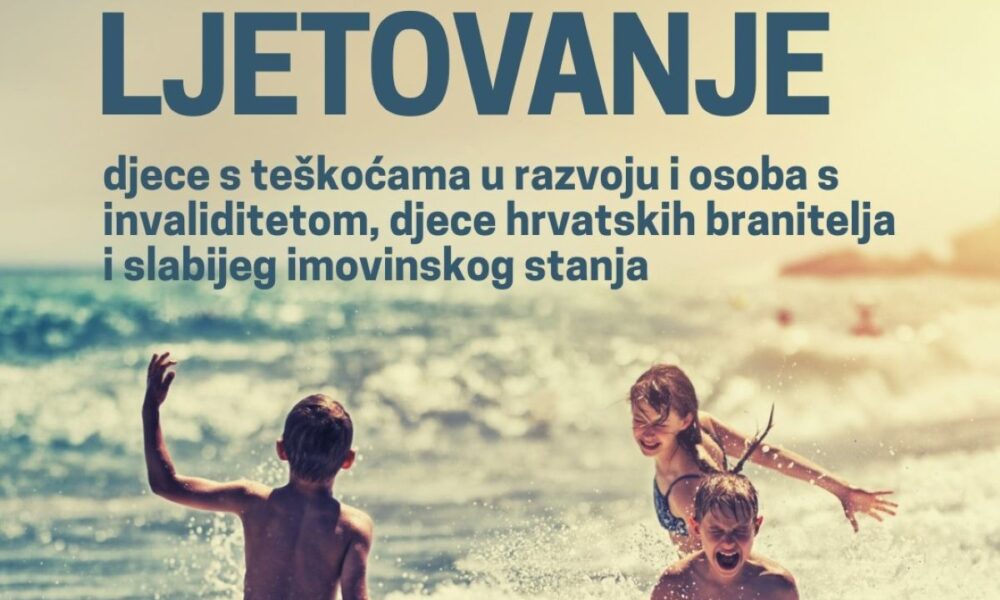 Fotografija troje djece koja se igraju u moru. Djeca su vesela, u kupaćim kostimima, a valovi im pršte oko nogu dok uživaju u osvježavajućoj igri. U pozadini se proteže mirna morska površina i obala. Na vrhu fotografije nalazi se natpis koji glasi: "GRAD ZAGREB LJETOVANJE djece s teškoćama u razvoju i osoba s invaliditetom, djece hrvatskih branitelja i slabijeg imovinskog stanja."