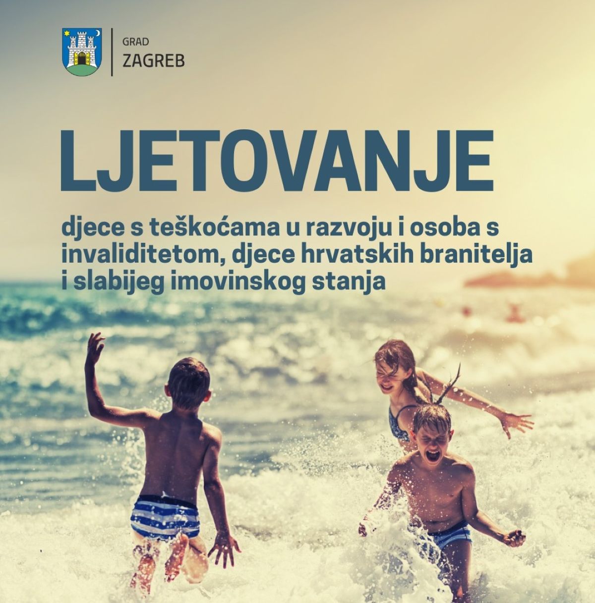 Fotografija troje djece koja se igraju u moru. Djeca su vesela, u kupaćim kostimima, a valovi im pršte oko nogu dok uživaju u osvježavajućoj igri. U pozadini se proteže mirna morska površina i obala. Na vrhu fotografije nalazi se natpis koji glasi: "GRAD ZAGREB LJETOVANJE djece s teškoćama u razvoju i osoba s invaliditetom, djece hrvatskih branitelja i slabijeg imovinskog stanja."
