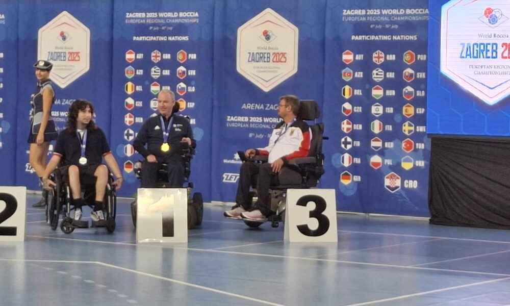 Fotografija prikazuje dobitnike medalja u invalidskim kolicima. Oko vrata imaju medalje, a ispred njih su brojevi mjesta koje su osvojili.