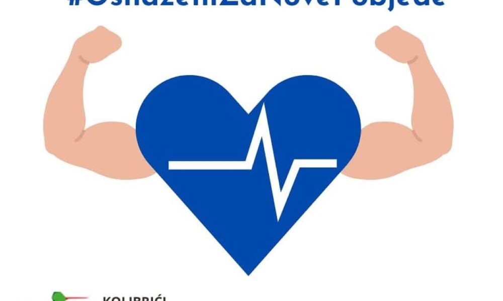 Opis fotografije Na slici se nalazi ilustracija u kojoj dominira plavo srce s bijelom linijom koja predstavlja otkucaje srca – simbol života i vitalnosti. Srce je okruženo crtežima ruku koje pokazuju mišiće, što simbolizira snagu, odlučnost i borbu. Iznad srca ističe se natpis #OsnaženiZaNovePobjede napisan plavim slovima, snažna i motivacijska poruka koja upućuje na snagu zajedništva i borbu za bolje sutra. U donjem lijevom kutu nalazi se logo udruge KOLIBRIĆI – Udruga roditelja vitalno ugrožene djece, uz e-mail adresu udrugakolibrici@gmail.com. Logo je u obliku ptice, simbol slobode, nježnosti i nade. Fotografija/ilustracija jasno prenosi poruku podrške, zajedništva i hrabrosti za sve one koji se suočavaju s izazovima – posebice djeca i njihove obitelji. Topla, inspirativna i snažna poruka u vizualnom obliku.