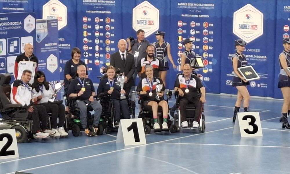 Fotografija prikazuje osvajače prvog drugog i trećeg mjesta na nekom natjecanju.