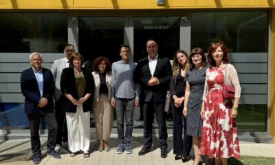 Fotografija prikazuje nekoliko ljudi ispred Centra za autizam.