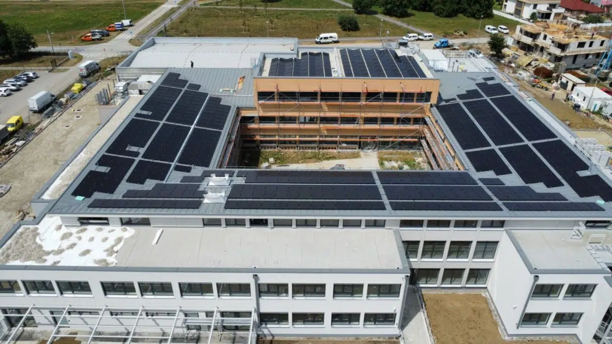 Fotografija prikazuje zgradu koja je u izgradnji