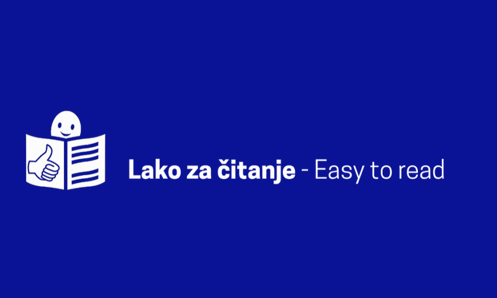 Plava pozadina s bijelim logotipom osobe koja drži otvorenu knjigu s podignutim palcem i osmijehom. Desno od logotipa nalazi se bijeli natpis „Lako za čitanje“ te sivi prijevod na engleski „Easy to read“.