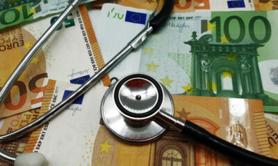 Fotografija prikazuje ortoskop prislonjen na novčanice od 50 i 100 eura.