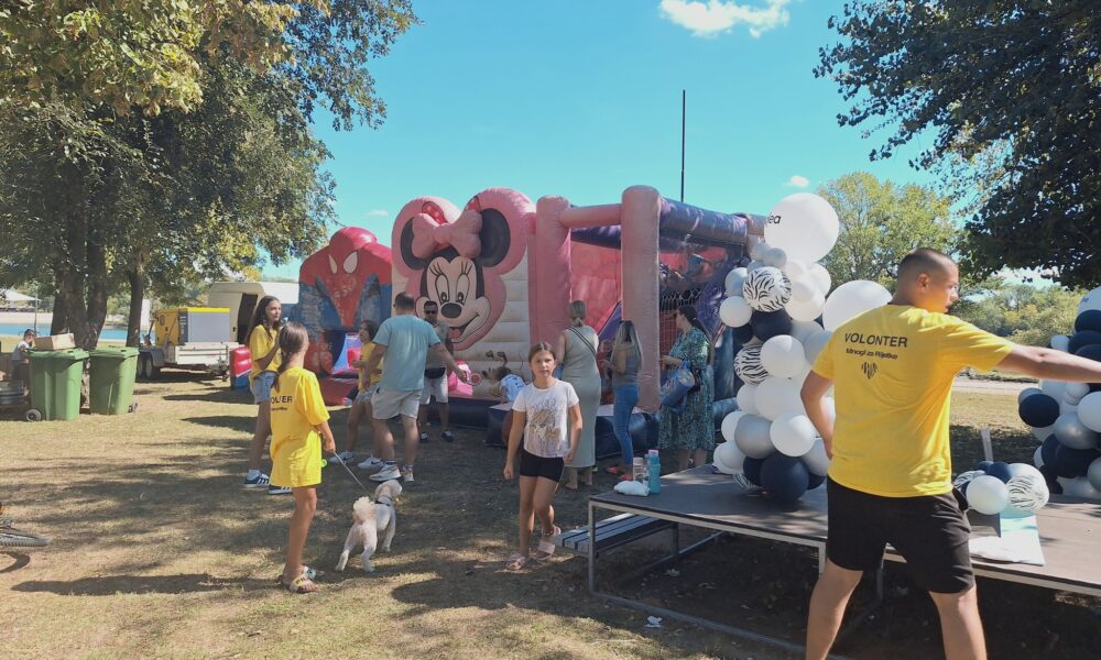 Na fotografiji su djeca koja i volonteri koji borave u prirodi.