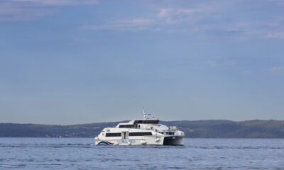 Fotografija prikazuje bijeli brod na pučini na kojem piše 'Jadrolinija'