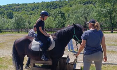 Fotografija prikazuje djevojku na koju koja ima kacigu i netko jiu vodi.