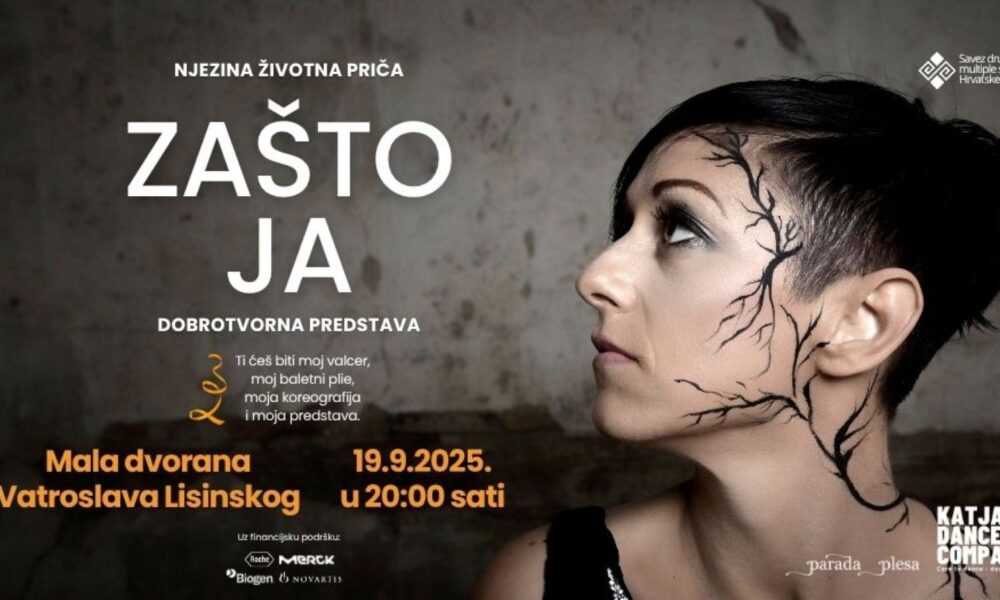 Na plakatu se nalazi profil žene s kratkom, stiliziranom frizurom i naušnicom, okrenuta je udesno, a njezino lice je osvijetljeno dok je pozadina tamna, što stvara dramatičan kontrast. Iznad nje stoji natpis: "Njezina životna priča", a središnji dio plakata dominira snažnim naslovom "ZAŠTO JA", što odmah pobuđuje emocije i znatiželju. Radi se o dobrotvornoj plesnoj predstavi, a ispod naslova stoji poetska rečenica: "Tlo ćeš biti moj valcer, moj baletni plié, moja koreografija i moja predstava." Ona sugerira da će ples biti sredstvo izražavanja osobne priče i unutarnjih borbi. 📍 Predstava će se održati u Maloj dvorani Vatroslava Lisinskog 🗓 Datum: 19. rujna 2025. 🕗 Vrijeme: 20:00 sati Na dnu plakata nalaze se logotipi sponzora i partnera: MERCK, Grad Zagreb, Koncertna dvorana Vatroslava Lisinskog, Katja Dance Company i Parada Plesa — što pokazuje da je projekt podržan od strane kulturnih i zdravstvenih institucija.
