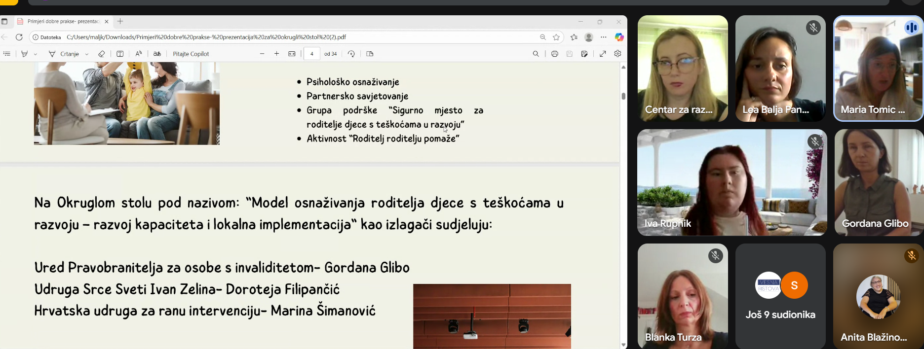 Na fotografiji se vidi snimka zaslona virtualnog sastanka ili webinara koji se odvija putem platforme za videokonferencije. Zaslon je podijeljen u dva glavna dijela