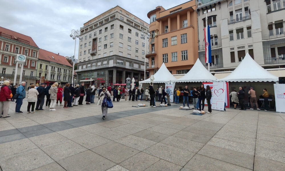 Na Trgu bana Jelačića u Zagrebu ljudi stoje u redu ispred bijelih šatora Hrvatske kuće srca, gdje se održava javnozdravstvena akcija.