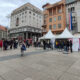 Na Trgu bana Jelačića u Zagrebu ljudi stoje u redu ispred bijelih šatora Hrvatske kuće srca, gdje se održava javnozdravstvena akcija.