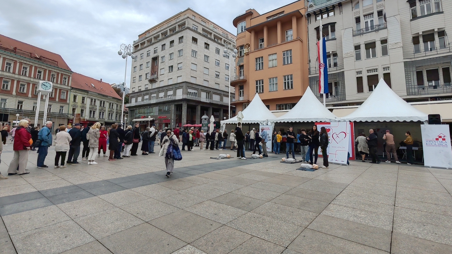Na Trgu bana Jelačića u Zagrebu ljudi stoje u redu ispred bijelih šatora Hrvatske kuće srca, gdje se održava javnozdravstvena akcija.