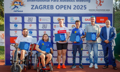 Fotografija prikazuje nekoliko ljudi koji su dobili priznanja. Neki su u invalidskim kolicima neki stoje. Iznad sportaša piše 'Internatinal para atletics Metting Zagreb 2025'.