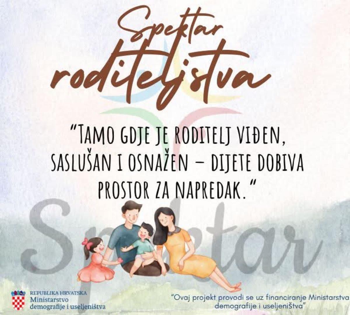 lustracija prikazuje toplu, stiliziranu scenu obitelji koja sjedi zajedno na tlu — dva odrasla i dvoje djece — u nježnim pastelnim tonovima. Likovi su prikazani u jednostavnom, ali izražajnom crtežu koji odiše bliskošću, sigurnošću i zajedništvom. Iznad njih se nalazi tekst: „Spektar roditeljstva Tamo gdje je roditelj viđen, saslušan i osnažen – dijete dobiva prostor za napredak.” Ova poruka ističe važnost emocionalne podrške roditeljima kao temelja za zdrav razvoj djeteta. U donjem dijelu ilustracije nalazi se logotip i tekst koji potvrđuju da je projekt financiran od strane Ministarstva demografije i useljenjstva Republike Hrvatske, čime se dodatno naglašava institucionalna podrška roditeljstvu i obiteljskoj dobrobiti.