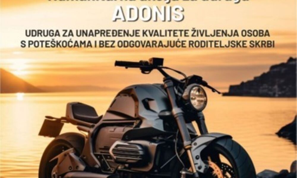 Fotografija prikazuje promotivni plakat za humanitarnu akciju pod nazivom "ADIO LITO", što znači "Zbogom ljeto". U središtu vizuala nalazi se elegantan, moderan motocikl parkiran uz obalnu cestu, dok se u pozadini prostire dramatičan zalazak sunca nad oceanom. Topli tonovi neba i refleksije na vodi stvaraju nostalgičan, ali snažan vizualni dojam — kao poziv na zajedništvo i suosjećanje. Plakat najavljuje događaj koji se održava 04.10.2025., a organiziran je za udrugu ADONIS, koja se bavi unapređenjem kvalitete života osoba s poteškoćama i bez odgovarajuće roditeljske skrbi. Tipografija je jasna i dojmljiva, a kompozicija plakata spaja snagu (motocikl), ljepotu (zalazak sunca) i humanost (poruka akcije).