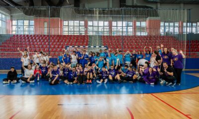 Fotografija prikazuje djecu s teškoćama u razvoju u sportskoj dvorani s medaljama oko vrata.