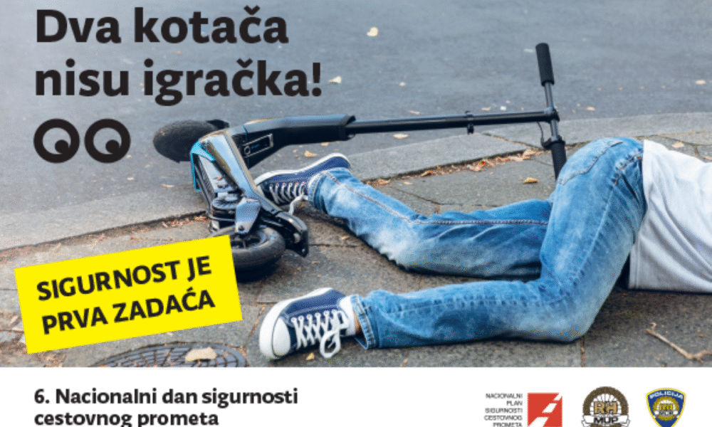 Na fotografiji se nalazi osoba koja leži na asfaltiranoj površini, pokraj prevrnutog električnog romobila. Osoba nosi traperice i tenisice, a položaj tijela sugerira da je možda došlo do nezgode. Romobil je nagnut na bok, s upravljačem okrenutim prema tlu. Cijela scena djeluje statično, ali snažno prenosi poruku o opasnosti i potrebi za oprezom. U gornjem dijelu fotografije istaknute su poruke: „Dva kotača nisu igračka!“ – snažan apel koji upozorava da se električni romobili i slična vozila ne smiju olako shvaćati. „Sigurnost je prva zadaća“ – naglašava važnost odgovornog ponašanja u prometu. „6. Nacionalni dan sigurnosti cestovnog prometa“ – kontekstualizira fotografiju kao dio kampanje za podizanje svijesti o prometnoj sigurnosti. Na slici su vidljivi i logotipi Nacionalnog plana sigurnosti cestovnog prometa, Ministarstva unutarnjih poslova i Policije, što dodatno potvrđuje službeni karakter poruke.