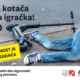 Na fotografiji se nalazi osoba koja leži na asfaltiranoj površini, pokraj prevrnutog električnog romobila. Osoba nosi traperice i tenisice, a položaj tijela sugerira da je možda došlo do nezgode. Romobil je nagnut na bok, s upravljačem okrenutim prema tlu. Cijela scena djeluje statično, ali snažno prenosi poruku o opasnosti i potrebi za oprezom. U gornjem dijelu fotografije istaknute su poruke: „Dva kotača nisu igračka!“ – snažan apel koji upozorava da se električni romobili i slična vozila ne smiju olako shvaćati. „Sigurnost je prva zadaća“ – naglašava važnost odgovornog ponašanja u prometu. „6. Nacionalni dan sigurnosti cestovnog prometa“ – kontekstualizira fotografiju kao dio kampanje za podizanje svijesti o prometnoj sigurnosti. Na slici su vidljivi i logotipi Nacionalnog plana sigurnosti cestovnog prometa, Ministarstva unutarnjih poslova i Policije, što dodatno potvrđuje službeni karakter poruke.