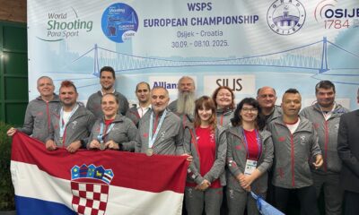 Na fotografiji su ljudi koji oko vrata nose srebrne medalje, a neki od njih razvili su hrvatsku zastavu.