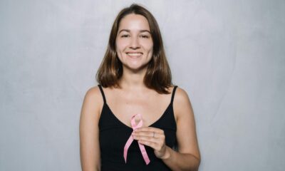 Fotografija prikazuje djevojku koja drži rozu vrpcu što predstavlja borbu protiv raka dojke.