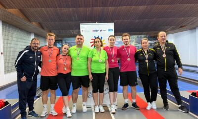 Fotografija prikazuje nekoliko ljudi s medaljama oko vrata na kuglani.