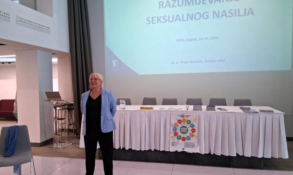 Govornica stoji ispred projekcijskog platna s natpisom „Razumijevanje seksualnog nasilja” tijekom edukacije u organizaciji SOIH-a u Zagrebu, 10. listopada 2025. godine.